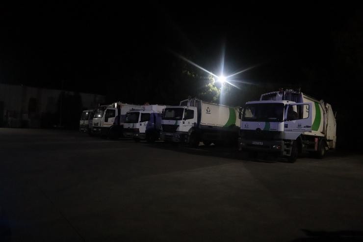 Os camións de lixo do servizo de limpeza viaria e recollida de lixo de Santiago que foron saboteados durante a noite do mércores. CONCELLO DE SANTIAGO 