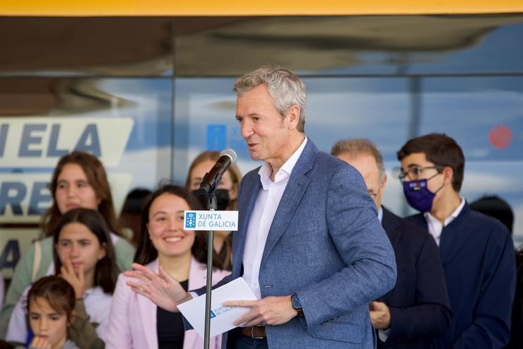 O presidente da Xunta, Alfonso Rueda, nun acto organizado en Santiago no primeiro aniversario da posta en marcha da Tarxeta Xente Nova. XUNTA / ANA VARELA / Europa Press