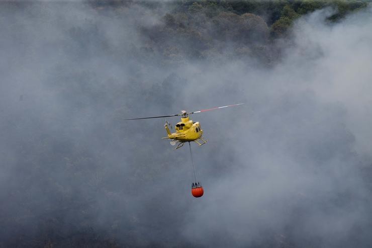 Labores de extinción dun incendio forestal que se orixinou na contorna da localidade de Ferreirós de Abaixo, no concello de Folgoso do Courel, a 12 de xuño de 2021 