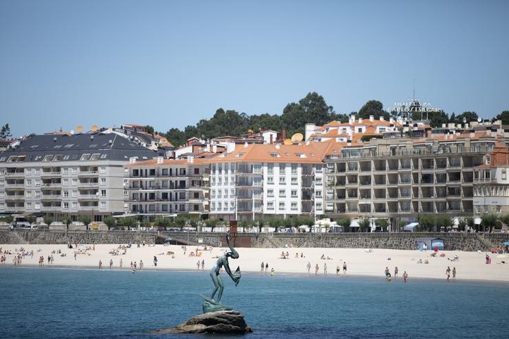 Varias persoas gozan da praia de Sanxenxo / Beatriz Ciscar - Europa Press - Arquivo / Europa Press
