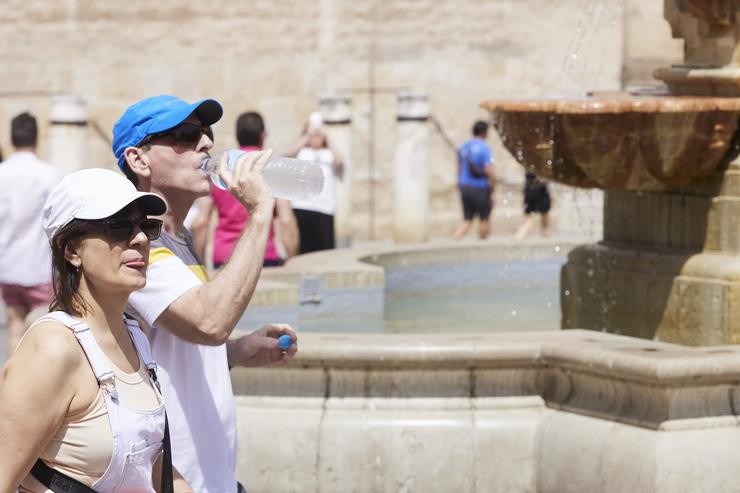 Un señor bebe auga para combater a calor durante o primeiro día de altas temperaturas en Sevilla, a 19 de maio de 2022 en Sevilla (Andalucía, España). Joaquin Corchero - Europa Press