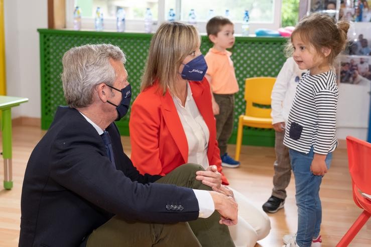 O presidente da Xunta, Alfonso Rueda, acompañado pola conselleira de Política Social, Fabiola García, visita a escola infantil de Campolongo en Pontevedra. DAVID CABEZÓN @ XUNTA DE GALICIA