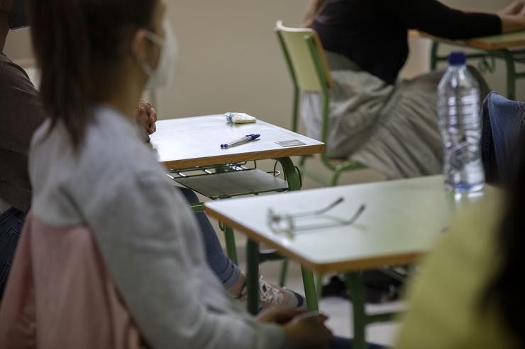 Nena no seu pupitre nunha aula dun colexio de Galicia 