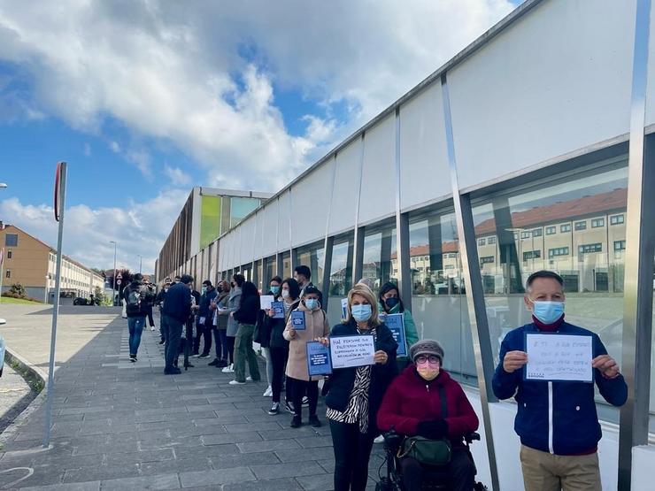 Persoas con discapacidade forman unha fila fronte ao Centro de Atención Integral a Persoas Dependentes e con Discapacidade, en Santiago, para denunciar a espera para obter unha valoración de discapacidade en tempo / Europa Press