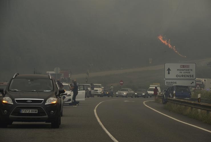 Arquivo - Condutores de coches atravesan os incendios dun lume no municipio de Ribas de Sil, na parroquia homónima, moi próxima a Rairos, a 6 de setembro de 2021, en Ribas de Sil, Lugo, Galicia (España). Este novo incendio, o segundo nun. Rosa Veiga - Europa Press - Arquivo 