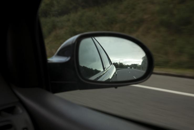 Coche, retrovisor, estrada. ANA VARELA - Arquivo
