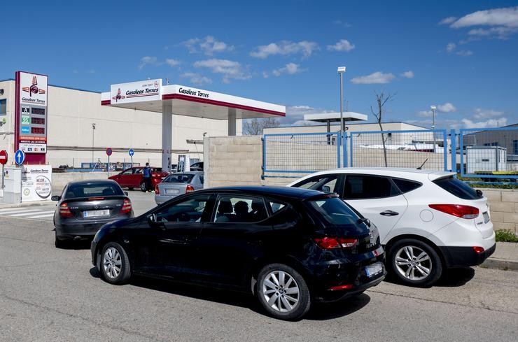 Varios coches enchen nunha gasolineira, o día en que entrou en vigor a rebaixa de 20 céntimos no litro da gasolina / Alberto Ortega - Europa Press - Arquivo 