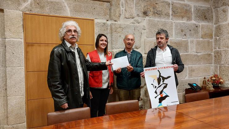 O pintor Baldomero Moreiras fai entrega a responsables da Cruz Vermella de Ourense o recadado en apoio a Ucraína, ante o alcalde de Celanova, Antonio Puga.. CONCELLO DE CELANOVA 