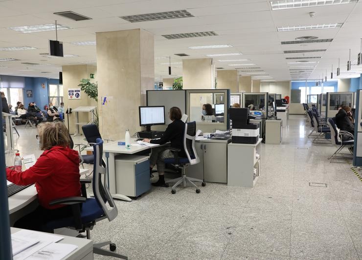 Varios empregados traballan nunha oficina da Axencia Tributaria un día antes de que dea comezo o inicio por internet da Campaña da Renda 2021/ Marta Fernández Xara - Europa Press