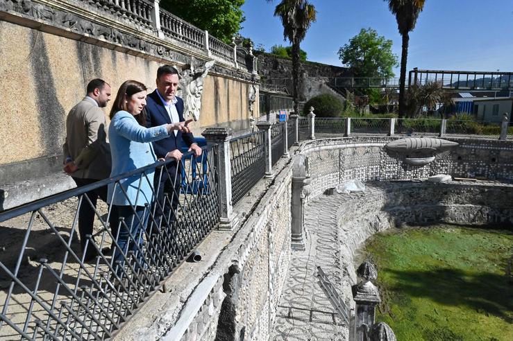 O presidente da Deputación da Coruña, Valentín González Formoso, e a alcaldesa de Betanzos, María Barral, visitan as obras de rehabilitación do Parque do Pasatempo.. TORRECILLA / Europa Press