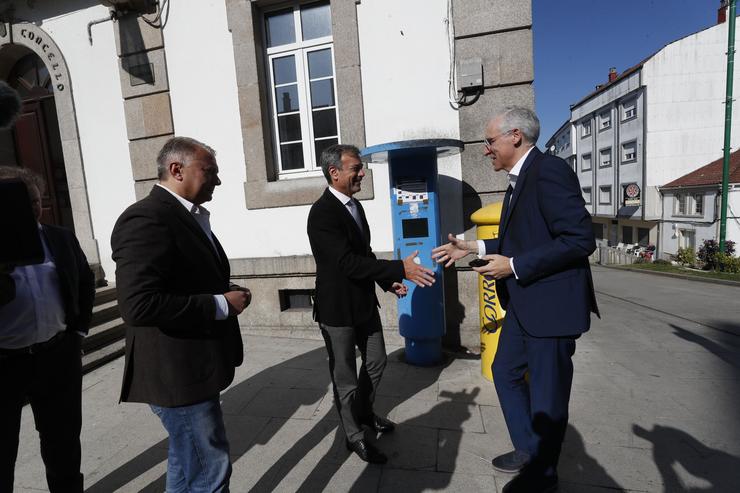 O vicepresidente segundo da Xunta en funcións, Francisco Conde, saúda ao alcalde de Palas de Rei (Lugo), Pablo Taboada, antes de reunirse para abordar o proxecto da fábrica de fibras téxtiles de Altri. XUNTA