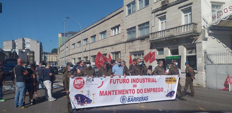Concentración de traballadores de Hijos de J. Barreras, convocada pola maioría do comité, que ostenta UGT, fronte ás instalacións do estaleiro, en Vigo. / Europa Press