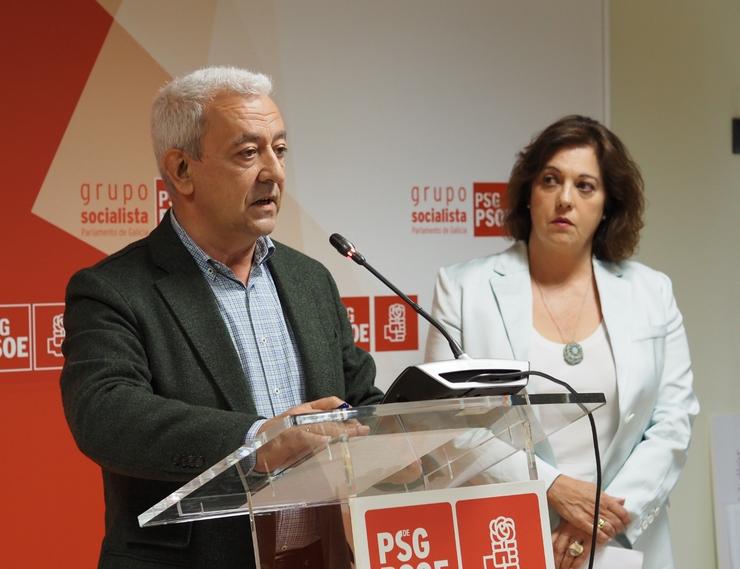 O portavoz parlamentario do PSdeG, Luís Álvarez, e a deputada socialista Begoña Rodríguez Rumbo. PSDEG 