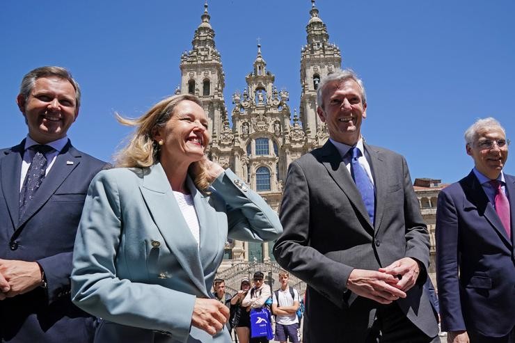 A vicepresidenta primeira e ministra de Asuntos Económicos do Goberno central, Nadia Calviño, co presidente da Xunta de Galicia, Alfonso Rueda, a 10 de xuño de 2022, en Santiago 