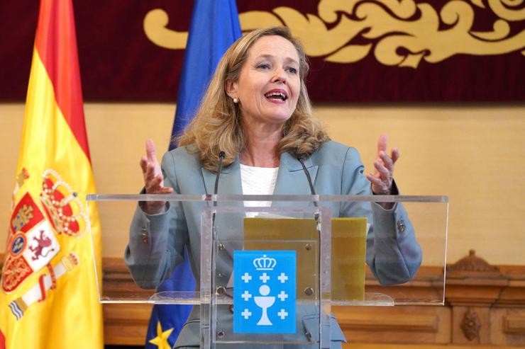 A vicepresidenta primeira e ministra de Asuntos Económicos do Goberno central, Nadia Calviño, comparece en rolda de prensa, no Pazo de Raxoi, a 10 de xuño de 2022, en Santiago, A Coruña (España). O presidente da Xunta de Galicia, reuniuse c. Álvaro Ballesteros - Europa Press / Europa Press