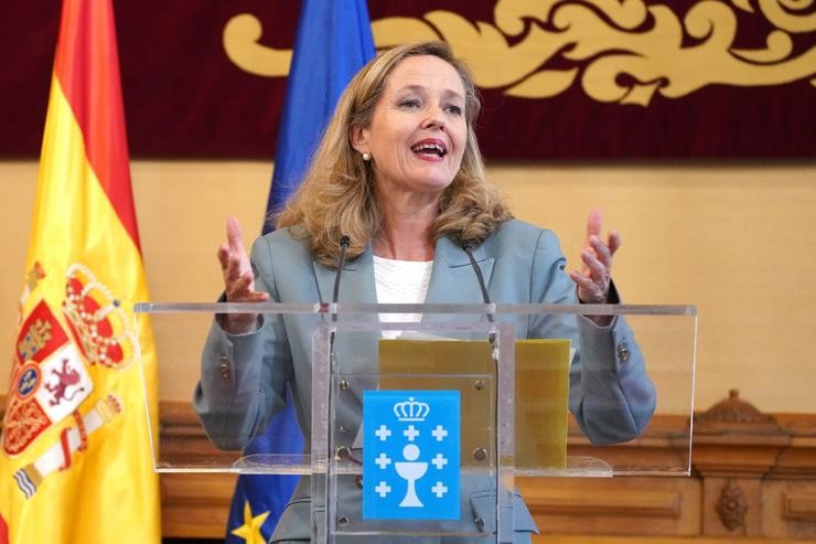 A vicepresidenta primeira e ministra de Asuntos Económicos do Goberno central, Nadia Calviño, comparece en rolda de prensa, no Pazo de Raxoi, a 10 de xuño de 2022, en Santiago, A Coruña (España). O presidente da Xunta de Galicia, reuniuse c. Álvaro Ballesteros - Europa Press 