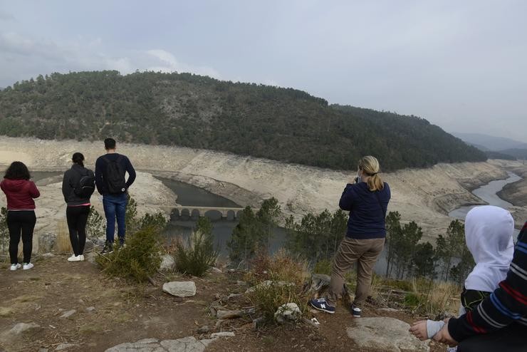 Arquivo - Situación do encoro de Lindoso (Ourense), coas ruínas da aldea de Aceredo ao descuberto, en febreiro pasado, debido ao baixo nivel da auga.. Rosa Veiga - Europa Press - Arquivo / Europa Press