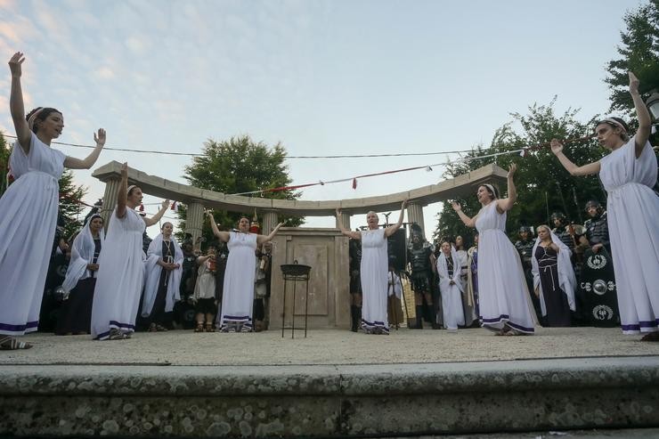 Varias persoas participan no aceso do lume sacro de Vesta no inicio da festividade de Arde Lucus 2022, a 9 de xuño de 2022, en Lugo, Galicia.. Carlos Castro - Europa Press / Europa Press