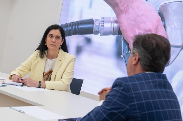A secretaria xeral do PPdeG, Paula Prado, mantén unha reunión co presidente da Federación Galega de Estacións de Servizo (Fegaes), Julio López.. ANGELG 