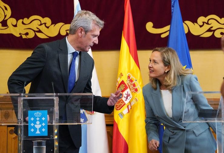 A vicepresidenta primeira e ministra de Asuntos Económicos do Goberno central, Nadia Calviño, comparece ante os medios de comunicación xunto co presidente da Xunta de Galicia, Alfonso Rueda, no Pazo de Raxoi, a 10 de xuño de 2022, en Santiago / Álvaro Ballesteros - Europa Press.