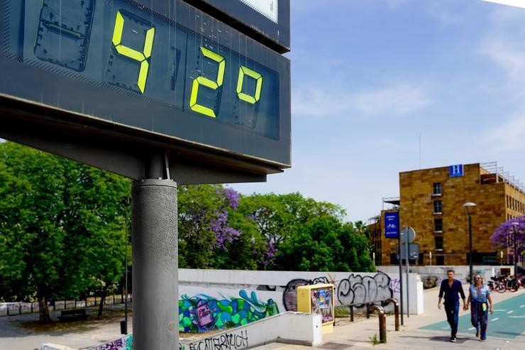 Un termómetro urbano en Sevilla.. Eduardo Briones - Europa Press 