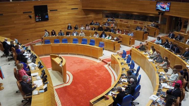 Hemiciclo galego no XI Lexislatura, con Rueda como presidente e Elena Candia na Mesa da Cámara. PARLAMENTO DE GALICIA