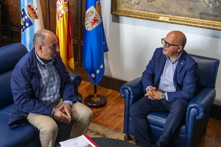 Reunion de Manuel Baltar co presidente da Asociacion de Empresarios do Poligono de San Cibrao 2 