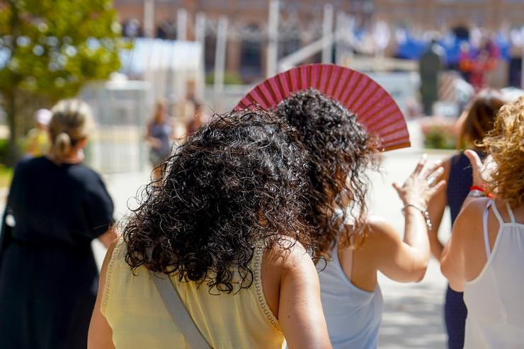 Dúas mulleres cuns abanos en plena onda de calor en xuño do 2022 / Eduardo Briones - Arquivo
