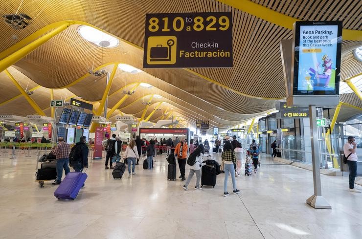 Arquivo - Viaxeiros con maletas na terminal T-4 no Aeroporto Adolfo Suárez Madrid-Barajas, a 13 de abril de 2022, en Madrid (España).. Alberto Ortega - Europa Press - Arquivo