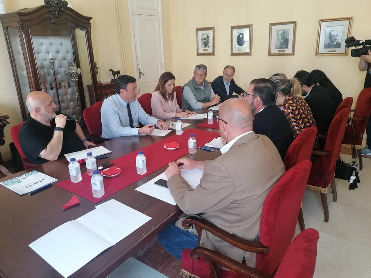 Reunión nunha das salas do Concello de Ferrol sobre a rehabilitación de antigas baterías militares de costa. 