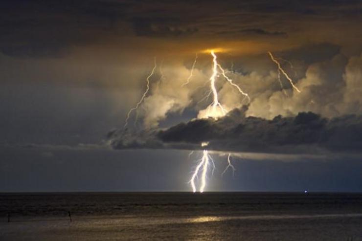 Escena dun raio nunha treboada. JAIRO VALVERDE BERMÚDEZ - Arquivo 