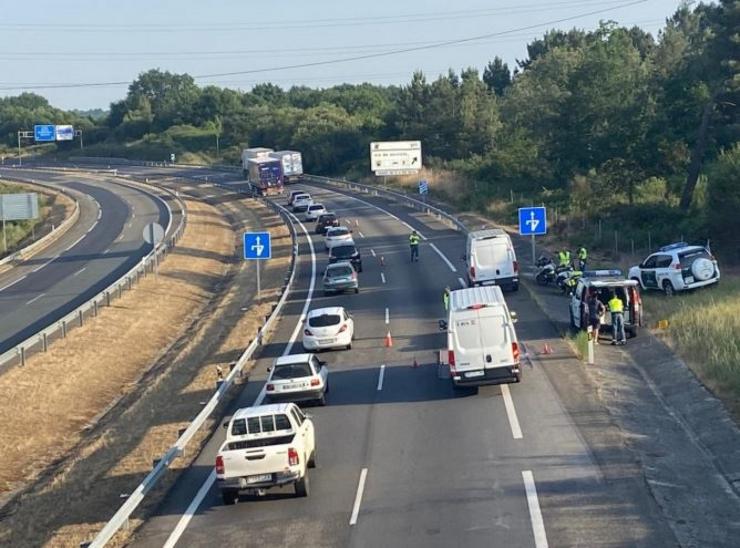 Control da Garda Civil de Ourense na Autovía A-52.. GARDA CIVIL 
