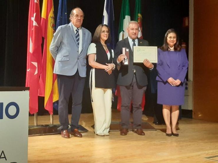 O alcalde de Monforte e presidente da Deputación de Lugo, José Tomé, recolle a Vasoira de platino para Monforte como concello máis limpo 