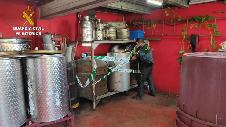A Garda Civil incauta 420 litros de licor e dous alambiques ilegais nun establecemento de Vedra (A Coruña). GARDA CIVIL / Europa Press