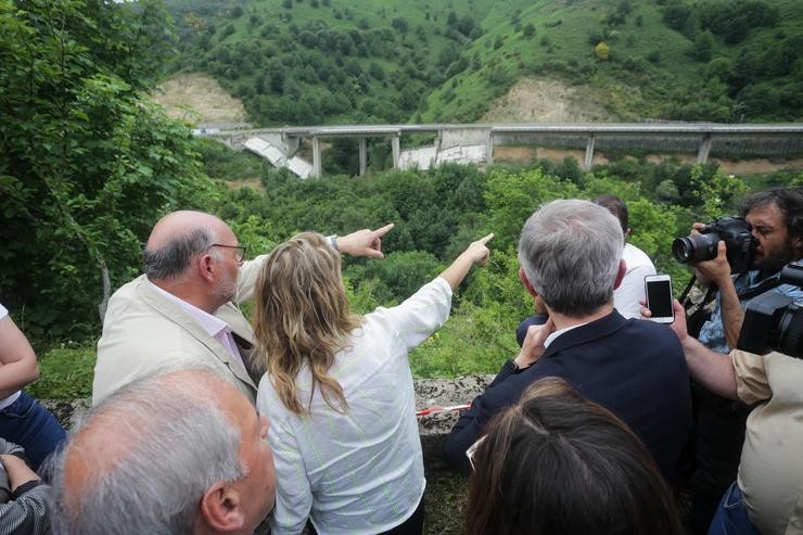 O presidente da Xunta de Galicia, Alfonso Rueda (d), e a ministra de Transportes, Raquel Sánchez (c), durante a súa visita á parte do acueducto caído de Pedrafita do Cebreiro, a 17 de xuño de 2022, en Pedrafita do Cebreiro, Lugo. Carlos Castro - Europa Press / Europa Press