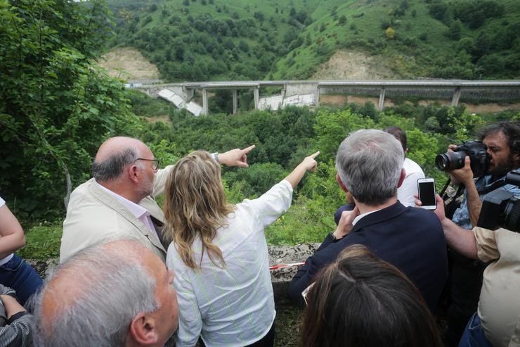 O presidente da Xunta de Galicia, Alfonso Rueda (d), e a ministra de Transportes, Raquel Sánchez (c), durante a súa visita á parte do acueducto caído de Pedrafita do Cebreiro, a 17 de xuño de 2022, en Pedrafita do Cebreiro, Lugo. Carlos Castro - Europa Press 