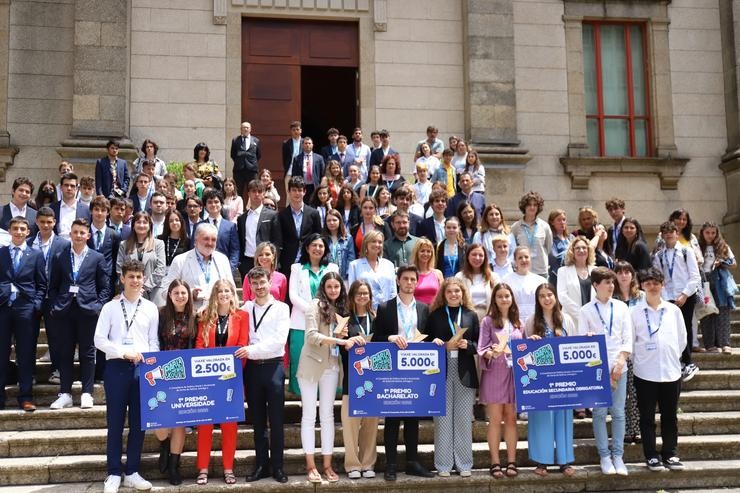 Alumnos do IES Rafael Puga Ramón da Coruña, de La Salle de Santiago e da USC gañan o concurso Parlamento Xove. XUNTA / Europa Press