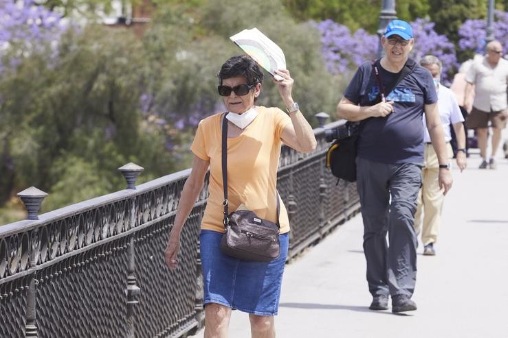 Unha señora protéxese do Sol cun abanico durante o primeiro día de altas temperaturas en Sevilla, a 19 de maio de 2022 en Sevilla (Andalucía, España). Joaquin Corchero - Europa Press / Europa Press