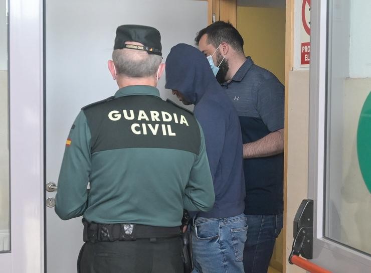 Dous axentes levan ao home de Carballo detido por agredir supostamente á súa parella nun caso de violencia machista / M. Dylan - Europa Press