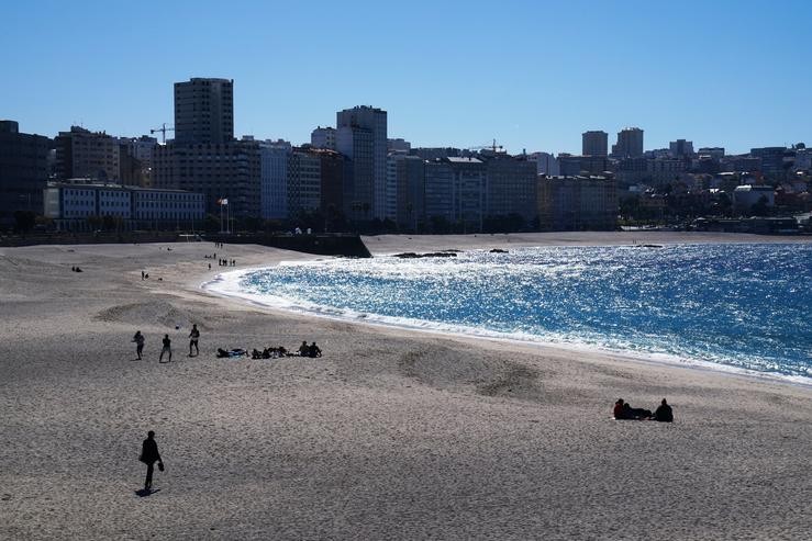 Arquivo - Varias persoas nas praias Orzán e Riazor, a 8 de abril de 2022, na Coruña. Álvaro Ballesteros - Europa Press - Arquivo 