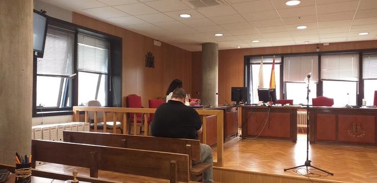 Un veciño de Vigo acepta pagar unha multa de 900 euros tras recoñecer un delito de posesión de pornografía infantil.