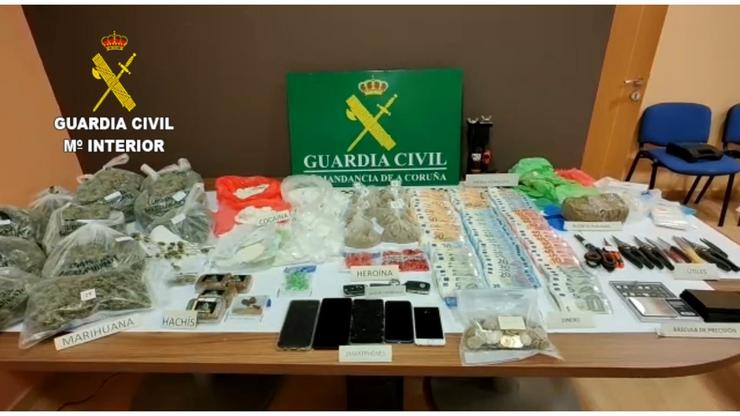 Material intervido nun operativo da Garda Civil que desmantelou un importante punto de venda de sustancias estupefacientes Na localidade de Rianxo.. GARDA CIVIL / Europa Press