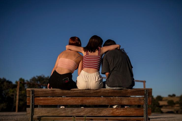 Tres adolescentes nun banco 