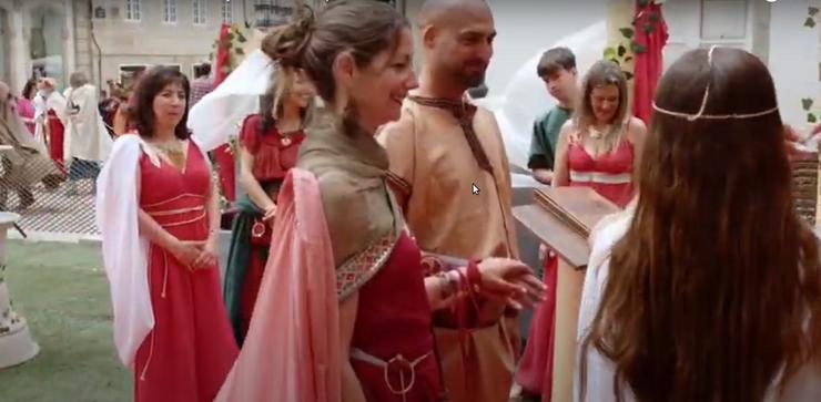 Lara Méndez e o edil Mauricio Repetto celebran unha "voda romana" no Arde Lucus / Youtube