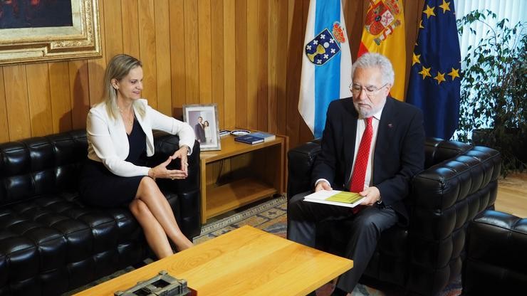 A valedora do Pobo, Dolores Fernández Galiño, entrega ao presidente do Parlamento, Miguel Santalices, o informe anual de 2021, que inicia agora a súa tramitación na Cámara. PARLAMENTO DE GALICIA / Europa Press