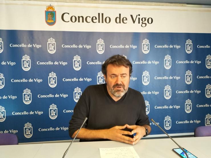 O ex portavoz do grupo municipal Marea de Vigo, Rubén Pérez Correa, nunha rolda de prensa no Concello olívico / MAREA DE VIGO- Europa Press