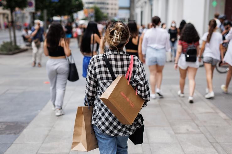 Unha muller pasea con bolsas de firmas de moda pola Gran Vía, a 21 de xuño de 2022, en Madrid (España).. Alejandro Martínez Vélez - Europa Press 