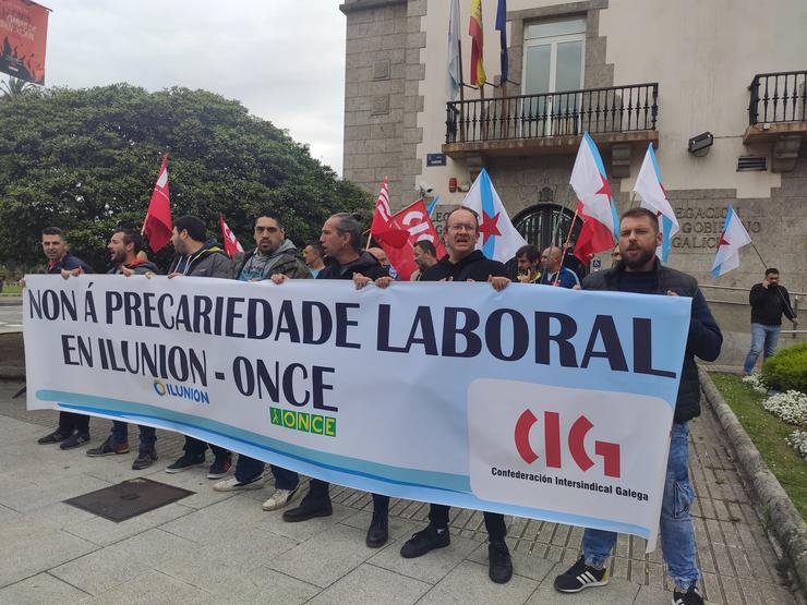 Representantes de traballadores de Ilunion Servizos Industriais Galicia, concentrados ante a Delegación do Goberno en Galicia