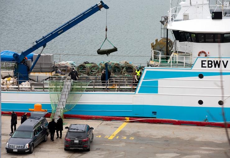 Arquivo - Operarios baixan coa axuda dun guindastre a un das persoas falecidas no naufraxio do buque galego Vila de Pitanxo.. PAUL DALY - Europa Press - Arquivo 