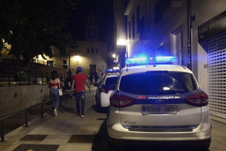 Dous vehículos da Policía Local no parque das Mercedes, nun control policial para evitar botellóns e aglomeracións  / Rosa Veiga - Europa Press - Arquivo